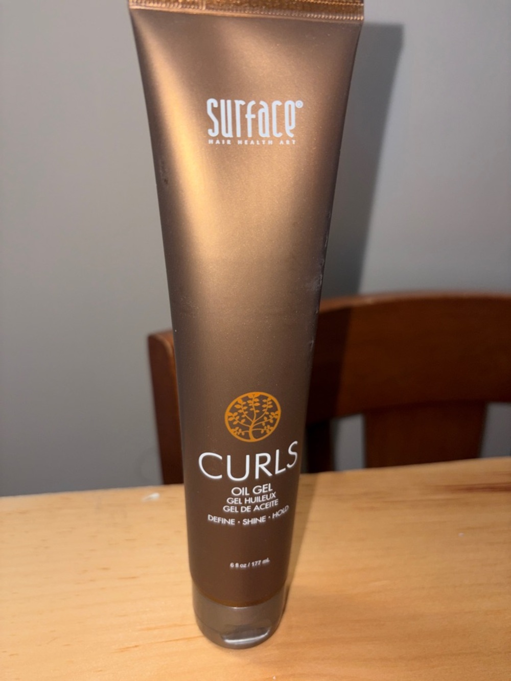 Surface curls oil gel